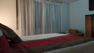 AzoguesにあるSemiritaのベッドルーム(大型ベッド1台、窓付)