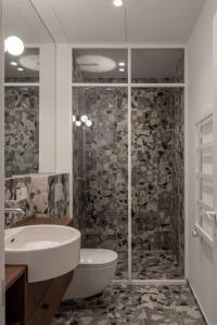 La salle de bains est pourvue d'une douche, de toilettes et d'un lavabo. dans l'établissement Downtown getaway apartments by Prime Rentals IV, à Kaunas