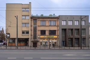 une rue vide avec deux bâtiments sur le côté de la route dans l'établissement Downtown getaway apartments by Prime Rentals IV, à Kaunas