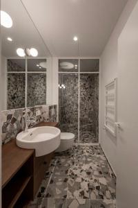 La salle de bains est pourvue d'un lavabo et d'une douche. dans l'établissement Downtown getaway apartments by Prime Rentals IV, à Kaunas