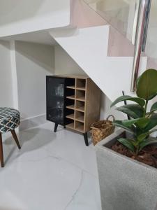 uma sala de estar com uma televisão e uma planta em Linda cobertura na Savassi em Belo Horizonte