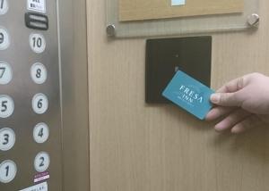 Eine Person befestigt ein Preisschild an einer Tür in der Unterkunft Sotetsu Fresa Inn Nagano-Ueda in Ueda