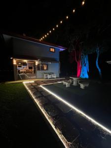 une maison éclairée la nuit avec des lumières dans l'établissement Villazul 1, à Poás