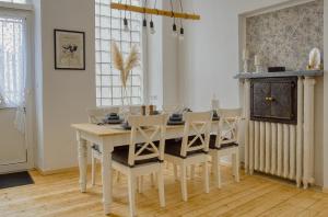 uma sala de jantar com uma mesa branca e cadeiras em No.1 by 21Apartments em Krefeld