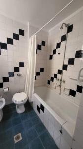 a bathroom with a toilet and a tub and a sink at Departamento en glamourosa calle, 1 dormitorio in Buenos Aires