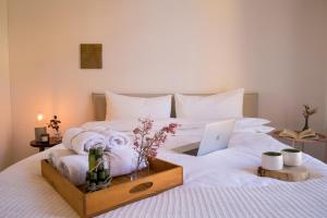 - une chambre avec un lit, des serviettes et un ordinateur portable dans l'établissement hotelise l Canvas Apartment, à Erevan