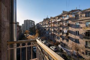 - un balcon avec vue sur une ville avec des bâtiments dans l'établissement hotelise l Canvas Apartment, à Erevan