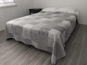 DʼArbeau的住宿－Spice Isle Apt 3，一间卧室配有一张床铺,床上有毯子