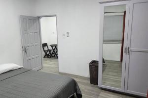 Rúm í herbergi á Spice Isle Apt 3