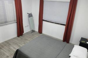 Rúm í herbergi á Spice Isle Apt 3