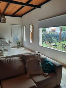 sala de estar con sofá y ventana grande en Quequen Verano 23/24 en Quequén