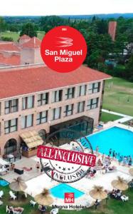 una imagen de un hotel con un cartel que lee San Miguel Plaza en San Miguel Plaza Hotel All Inclusive en Villa San Miguel