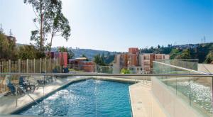 a swimming pool on top of a building at Departamento Viña del Mar in Viña del Mar