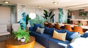 a living room with a blue couch and a table at Departamento Viña del Mar in Viña del Mar