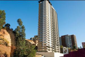 a tall white building in the middle of a city at Departamento Viña del Mar in Viña del Mar