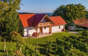 OsluševciにあるNice Home In Velika Nedelja With Kitchenのオレンジの屋根と庭のある家