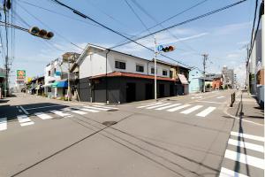 Yagara Terrace House D في أوساكا: شارع مدينة فارغ مع إشارة المرور