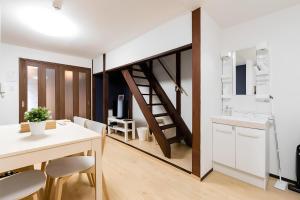 Yagara Terrace House D في أوساكا: مطبخ صغير وغرفة طعام مع سرير علوي