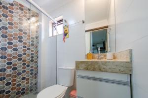 W łazience znajduje się toaleta, umywalka i prysznic. w obiekcie Studios Cor Eucarístico PREMIUM w mieście Belo Horizonte
