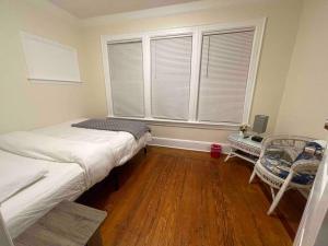 Habitación pequeña con cama y ventana en Entire Cozy 1BR Apartment in heart of Queens L en Whitestone