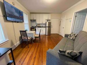 Khu vực ghế ngồi tại Entire Cozy 1BR Apartment in heart of Queens L