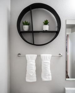 ein Badezimmer mit rundem Spiegel und weißen Socken in der Unterkunft Regal Suite - Spacious 2BR, 2BA, hot tub, Wi-Fi, parking, Indoor basketball, Gym in Tempe
