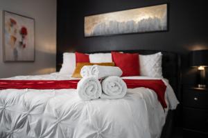 Ліжко або ліжка в номері Regal Suite - Spacious 2BR, 2BA, hot tub, Wi-Fi, parking, Indoor basketball, Gym