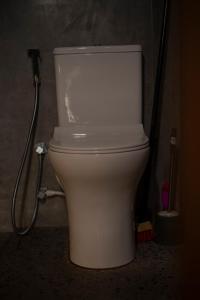 een wit toilet in een badkamer met een douche bij Ceylon Nature Paradise in Uragasmanhandiya