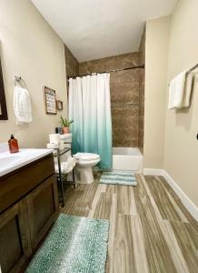 e bagno con lavandino, servizi igienici e doccia. di Cozy 2BR Bungalow home nestled in the heart of LA a Los Angeles