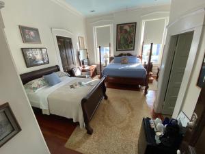una camera con due letti e un soggiorno di Bazsinsky House a Vicksburg