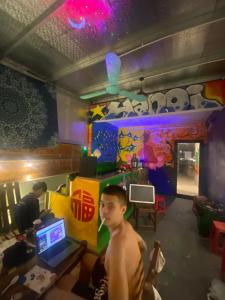un homme debout devant un ordinateur dans une pièce dans l'établissement Fortune Homestay, à Hanoï