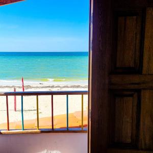 a view of the beach from a balcony at habitación frente al mar in Mayapo