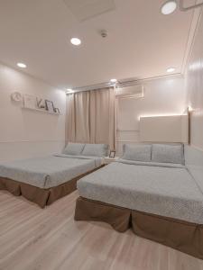 Habitación con 2 camas en una habitación en Seoul Mansion Guesthouse, en Seúl