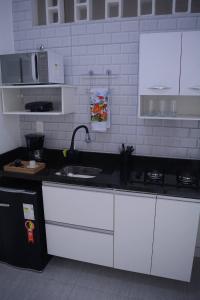 uma cozinha com um lavatório e uma bancada em Flamengo Home no Rio de Janeiro