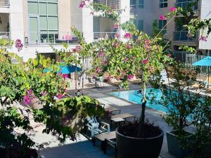 une cour avec une piscine, des arbres et des fleurs dans l'établissement The Clouds, à Los Angeles