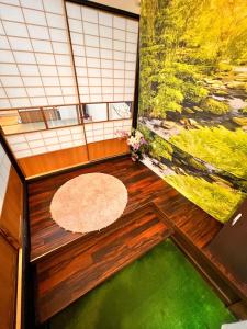 東京的住宿－SnowHouse，一间设有绿色地板和墙上绘画的房间
