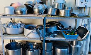 une étagère remplie de casseroles, de poêles et d'autres articles dans l'établissement Alishan Mao Hsin, à Fenchihu