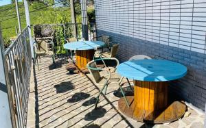 un patio avec deux tables et des chaises sur une terrasse dans l'établissement Alishan Mao Hsin, à Fenchihu