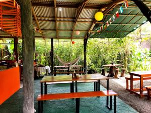 um pátio com uma mesa e uma rede de descanso em Chalets Silencio del Bosque em Fortuna