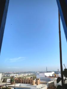 uma vista da cidade a partir do telhado de um edifício em Oudayas Stars em Rabat