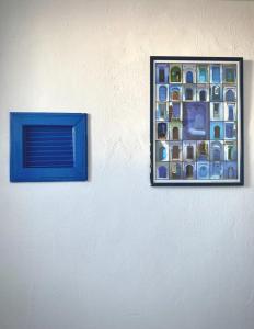 um quadro numa parede branca com um quadro azul em Oudayas Stars em Rabat