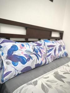 um quarto com uma cama com uma almofada em Oudayas Stars em Rabat