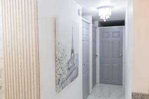 um corredor com uma porta branca e uma imagem na parede em SU APARTAMENTO NEIVA CON AIRE Acondicionado em Neiva