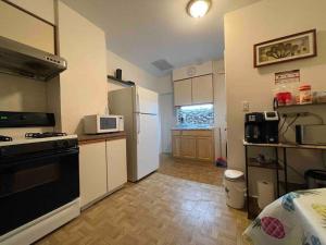 WhitestoneにあるEntire Beautiful 1BR for You! [R]の小さなキッチン(コンロ、冷蔵庫付)