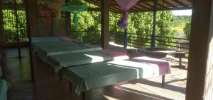 COZY YALA في كيريندا: صف طاولات في غرفة فيها اشجار