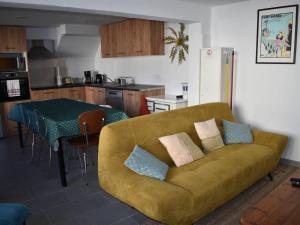 sala de estar con sofá y cocina en Maison Bolquère, 4 pièces, 7 personnes - FR-1-592-66, en Bolquere Pyrenees 2000