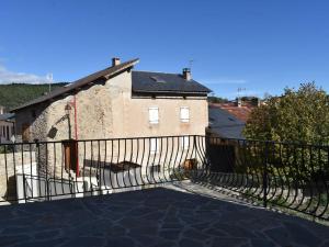 una cerca negra frente a una casa en Maison Bolquère, 4 pièces, 7 personnes - FR-1-592-66, en Bolquere Pyrenees 2000