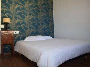 1 dormitorio con 1 cama y un mural en la pared en Maison Bolquère, 4 pièces, 7 personnes - FR-1-592-66, en Bolquere Pyrenees 2000