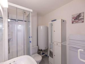 uma casa de banho com um chuveiro, um WC e um lavatório. em Appartement Cauterets, 4 pièces, 7 personnes - FR-1-401-276 em Cauterets