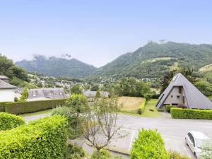 uma vista para uma aldeia com montanhas ao fundo em Appartement Cauterets, 4 pièces, 7 personnes - FR-1-401-276 em Cauterets